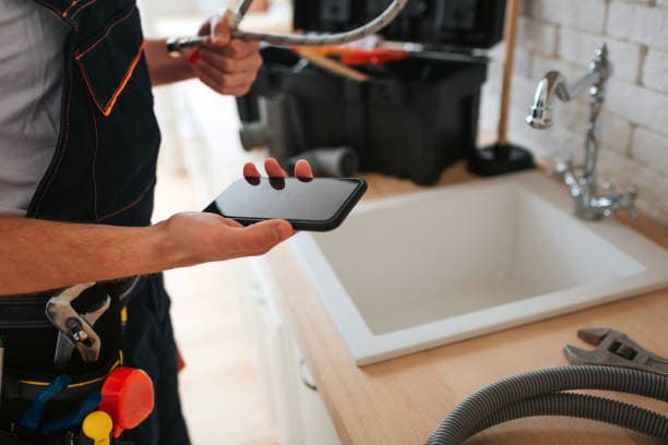 Loodgieter configureert digitale assistent