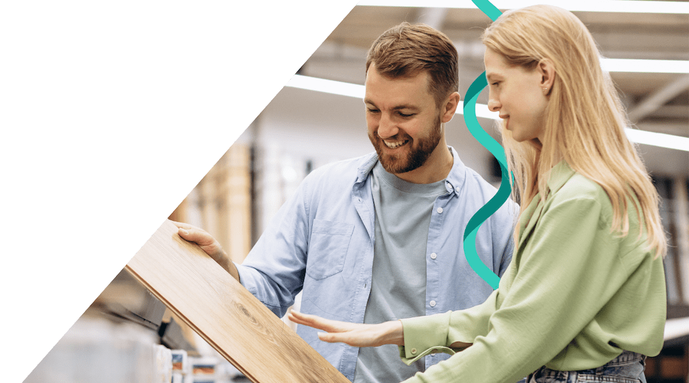 Stel bekijkt vloermonsters in bouwmarkt