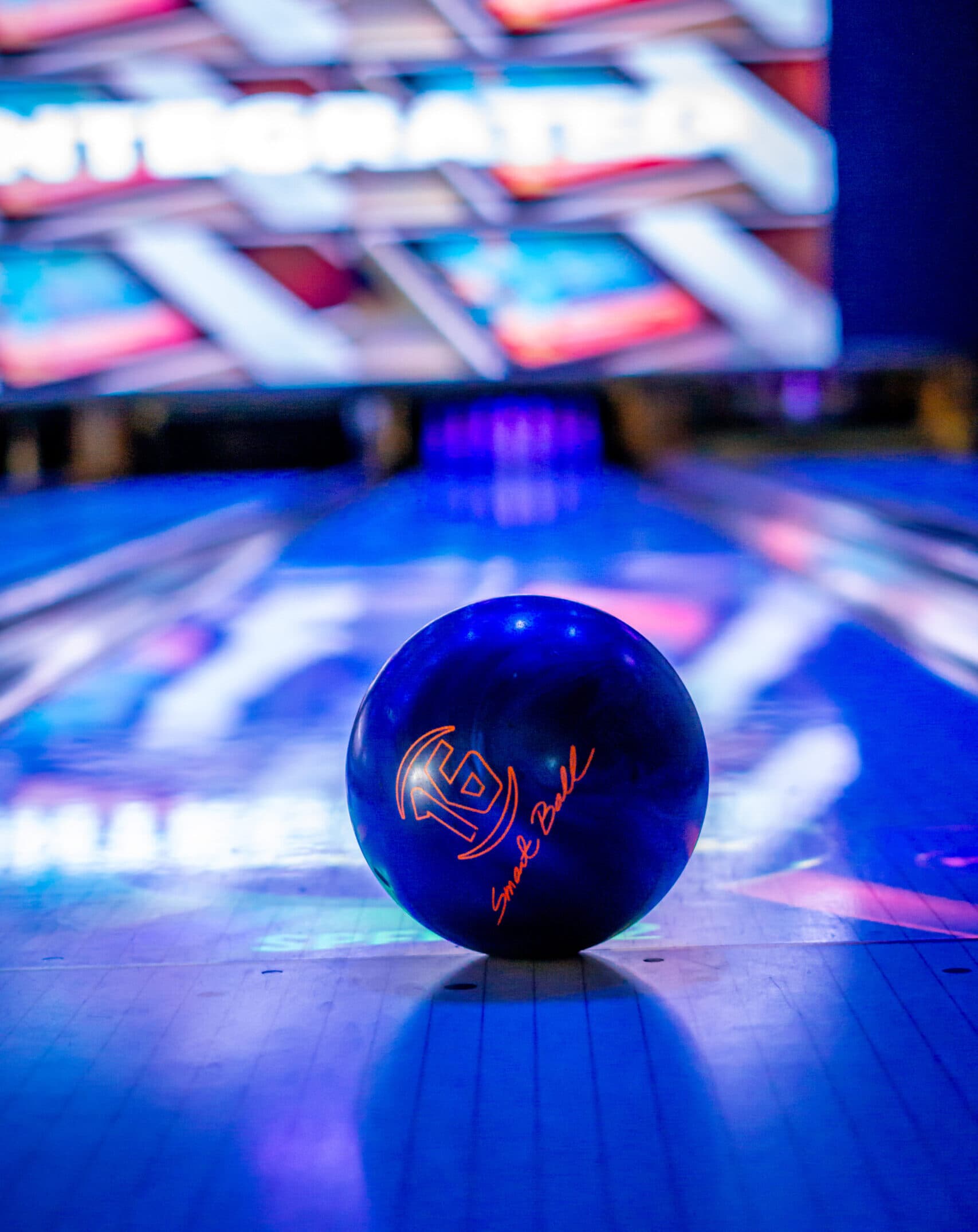 Een bowlingbal op een verlichte baan bij Bowling Almere