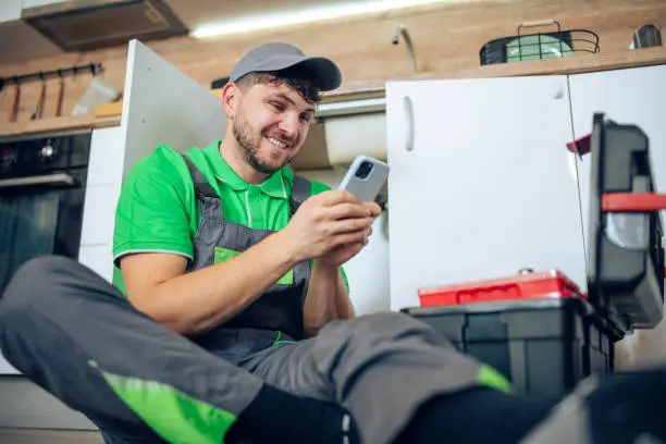 Klusser bekijkt binnengekomen aanvragen op zijn telefoon