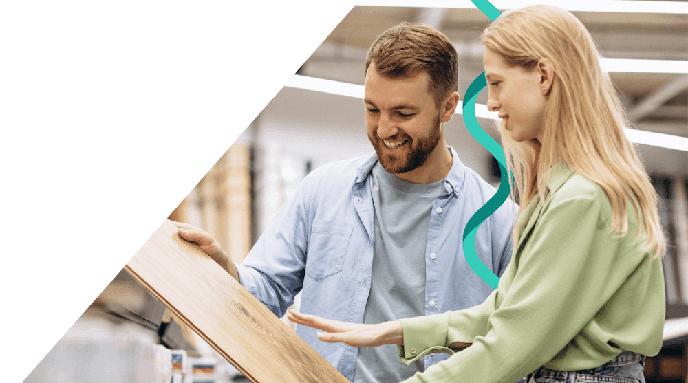 Stel bekijkt vloermonsters in bouwmarkt